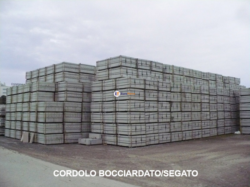Cordoli in pietra naturale bocciardata, magazzino forniture edili Europietre Cuneo.