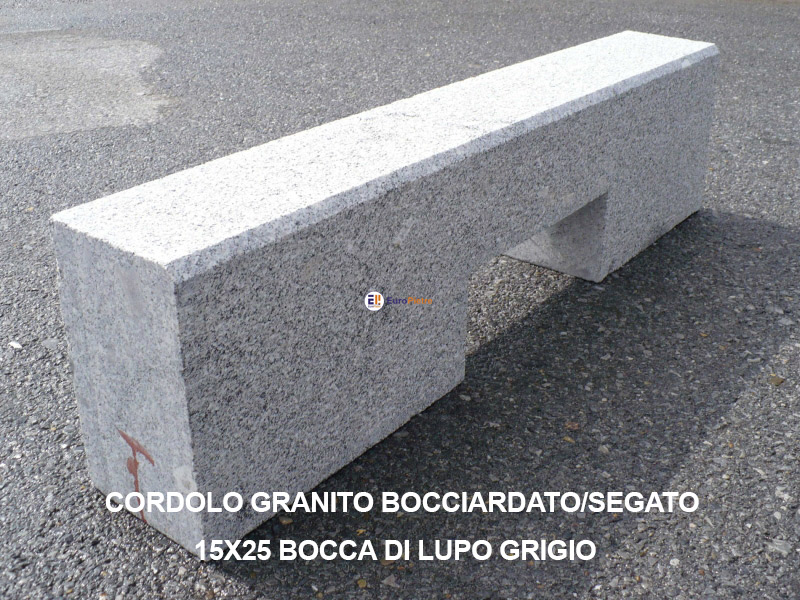 Cordolo in granito bocciardato-segato grigio per marciapiedi Cuneo.