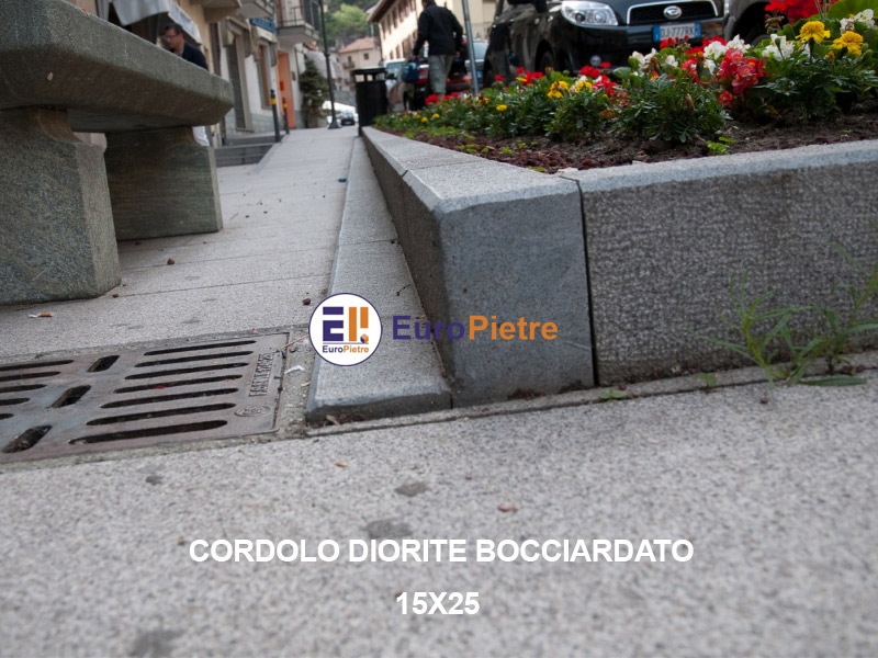 Cordolo in diorite bocciardato per marciapiedi, materiali lapidei Cuneo.