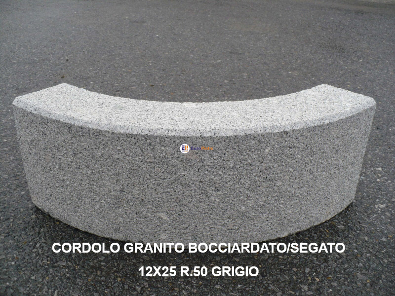 Cordolo in granito bocciardato grigio per arredo urbano materiale lapideo Cuneo