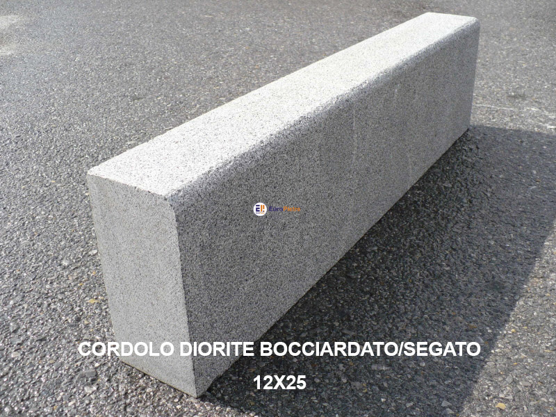 Cordolo diorite bocciardato 12x25 per pavimentazioni esterne materiali lapidei Cuneo