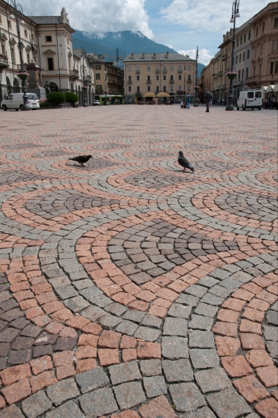 Pavimentazione in pietra naturale ad arco, arredo urbano centro città, materiali lapidei Cuneo.
