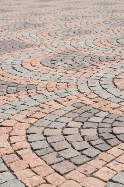 Pavimentazione esterna in cubetti di porfido multicolore, materiali lapidei Cuneo.