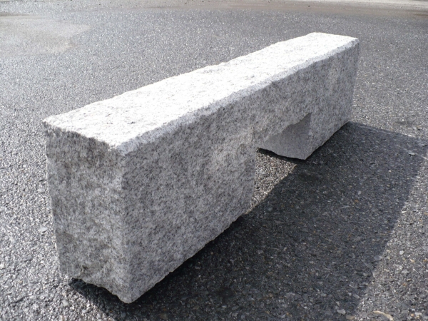 Cordolo in granito grigio bocciardato per marciapiedi, materiali lapidei Cuneo.