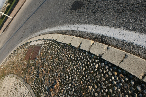 Cordoli in pietra naturale per delimitazione strada, materiali lapidei Cuneo.