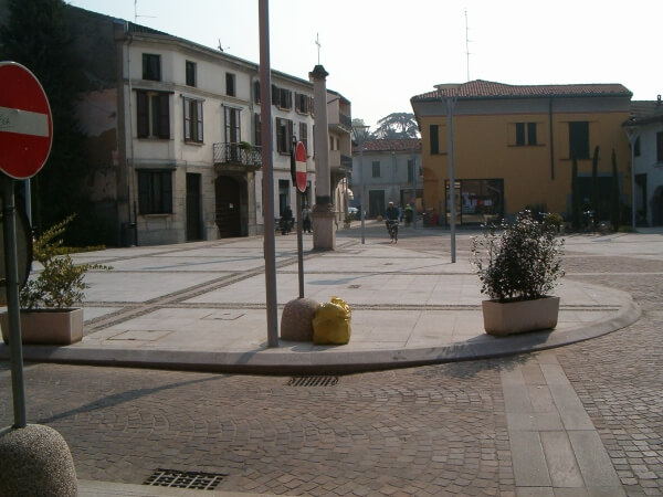 Pavimentazione in pietra naturale per piazza pubblica, contesto urbano Cuneo.