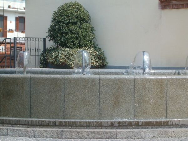 Fontana in pietra naturale con getti d'acqua, arredo urbano Cuneo