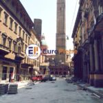 Cantiere per pavimentazione in pietra naturale nella città di Bologna.