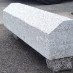 Cordolo in granito finitura grezza per arredo urbano, materiali lapidei Cuneo
