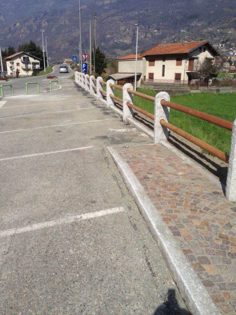 palizzata in pietra e legno