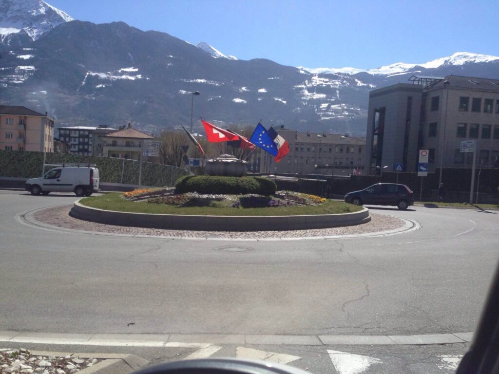 rotonda con fioriera