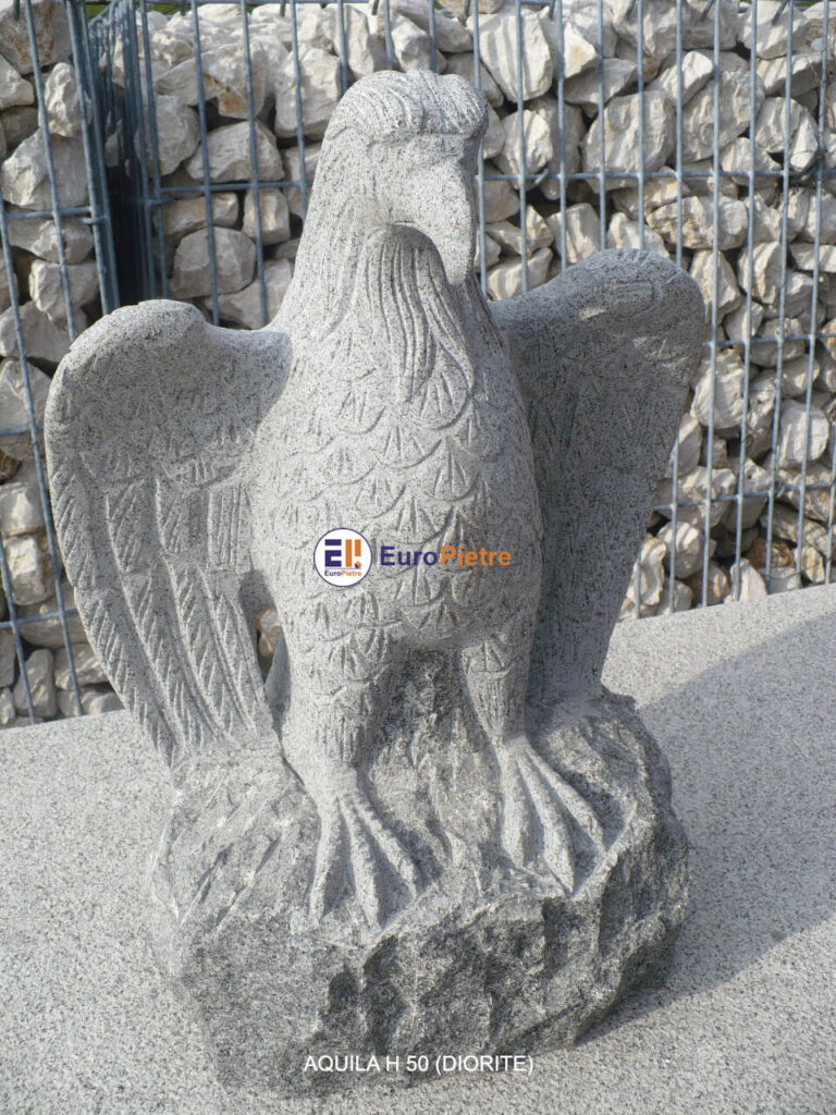Statua di aquila in diorite per arredo urbano, materiali lapidei Cuneo.