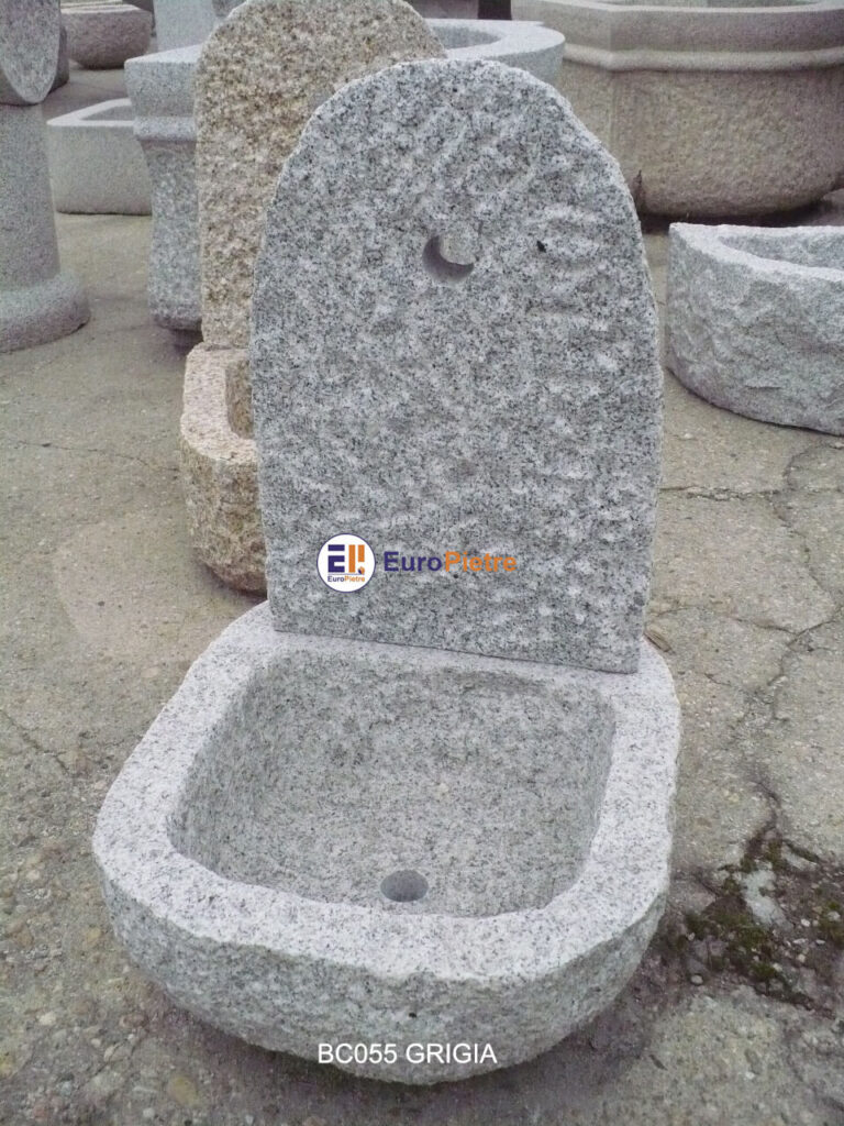 Fontana in granito grigio bocciardato, materiali lapidei Cuneo.