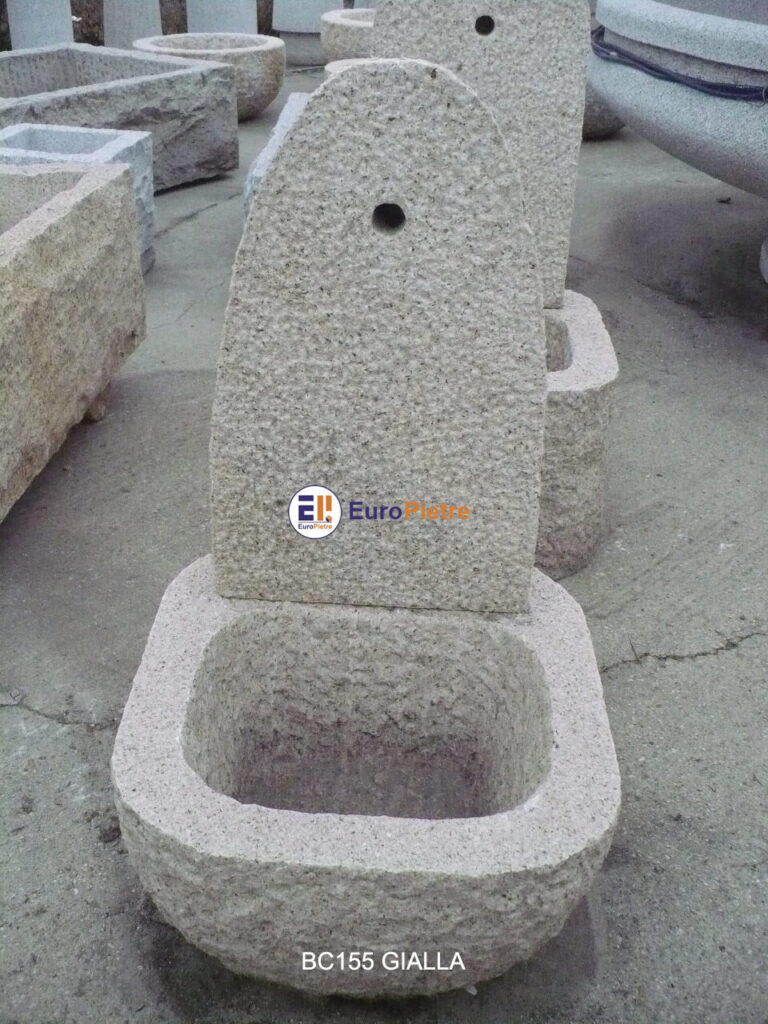 Fontana in pietra naturale gialla per arredo urbano Europietre Cuneo