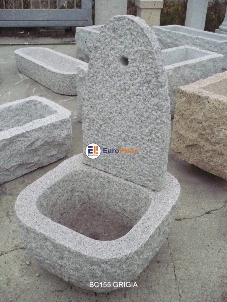 Fontana in pietra naturale grigia, lavorazione a superficie grezza, materiali lapidei Cuneo.