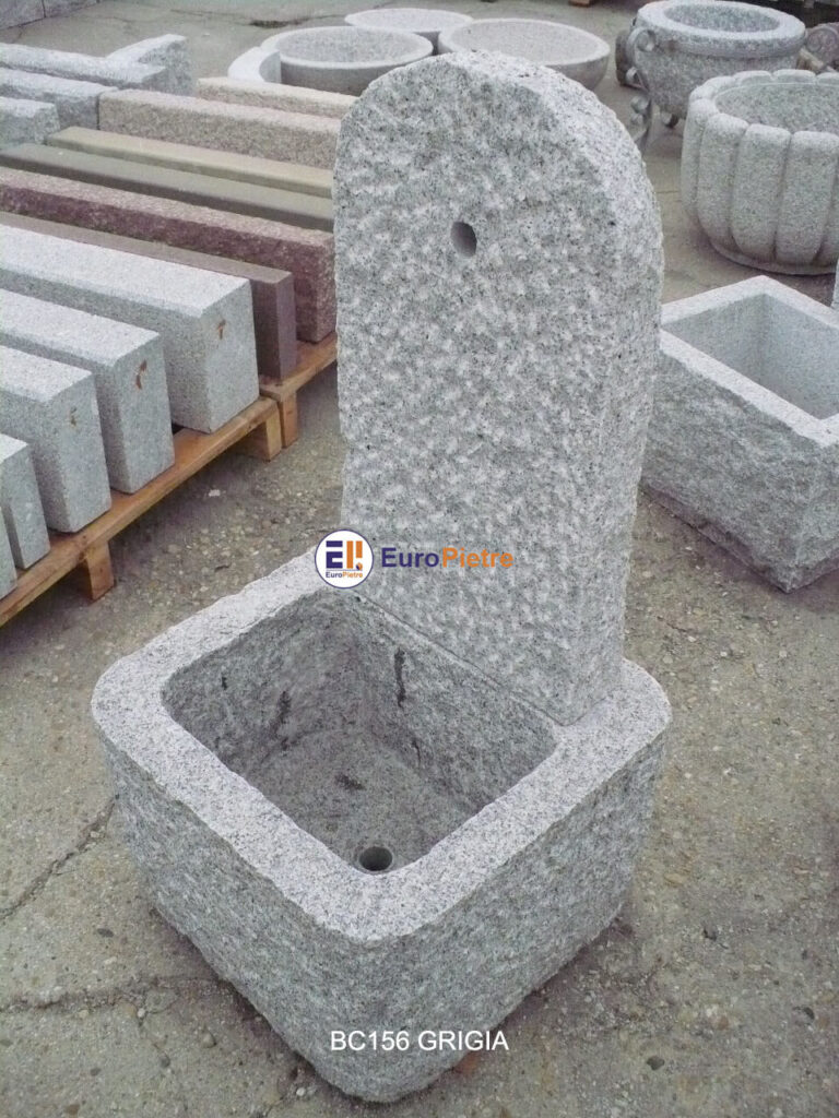 Fontana in granito grigio bocciardato per arredo urbano esterno