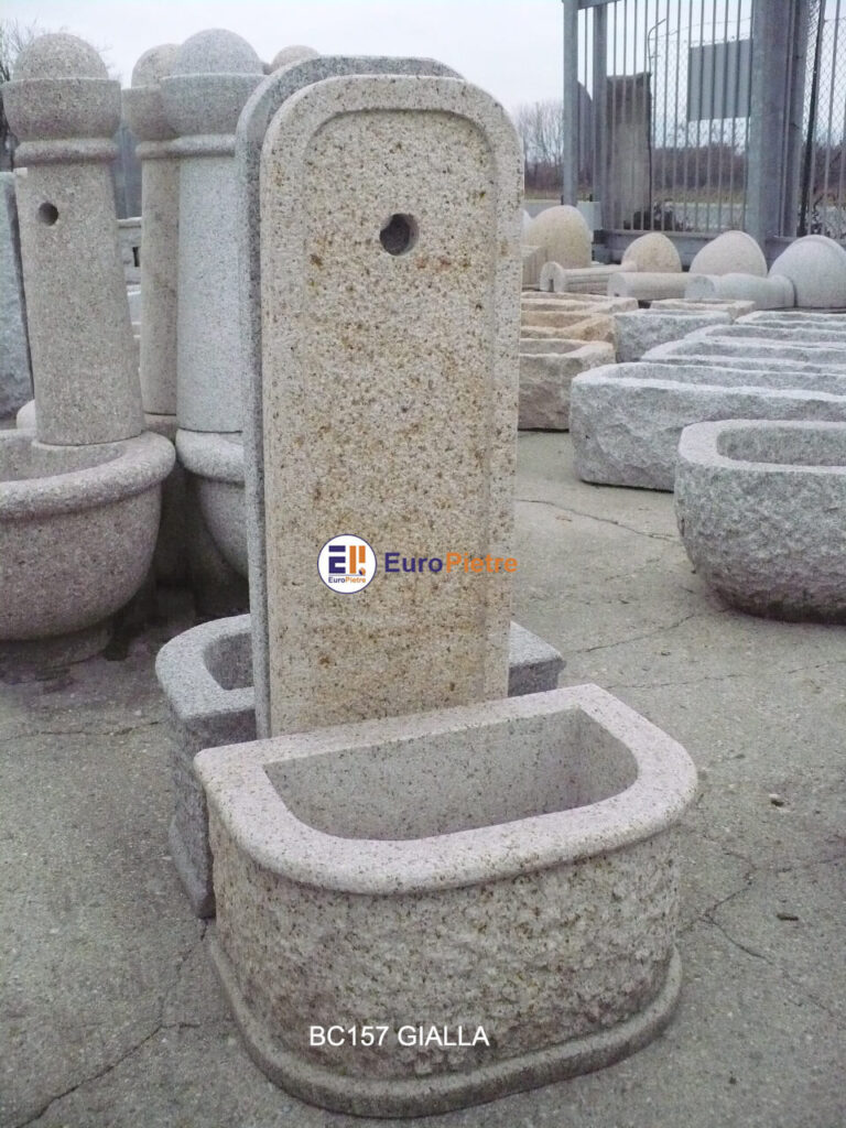 Fontana in pietra naturale per arredo urbano a Cuneo