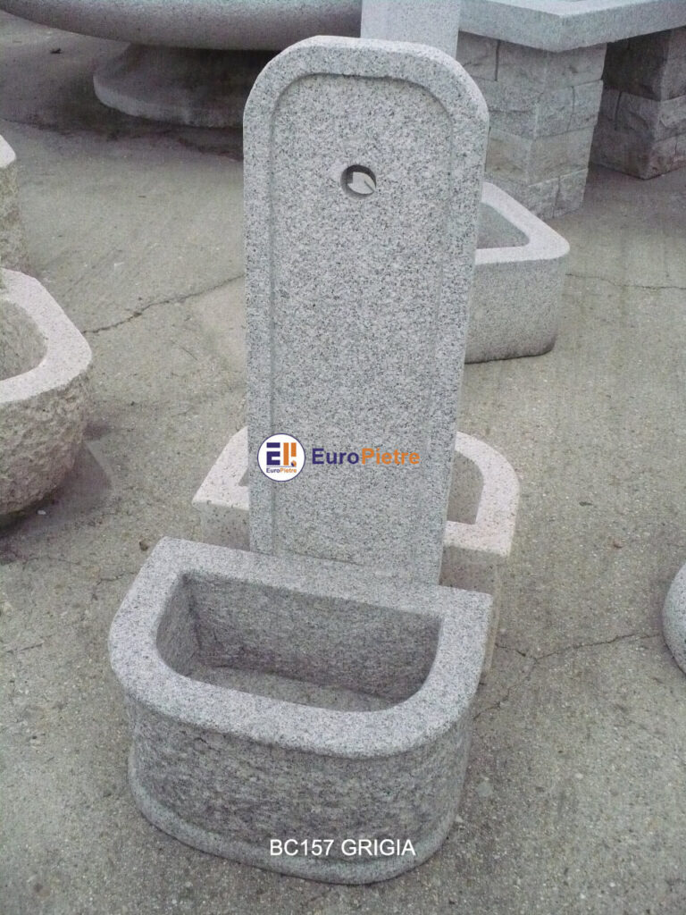 Fontana in granito grigio per esterni, materiali lapidei Cuneo.
