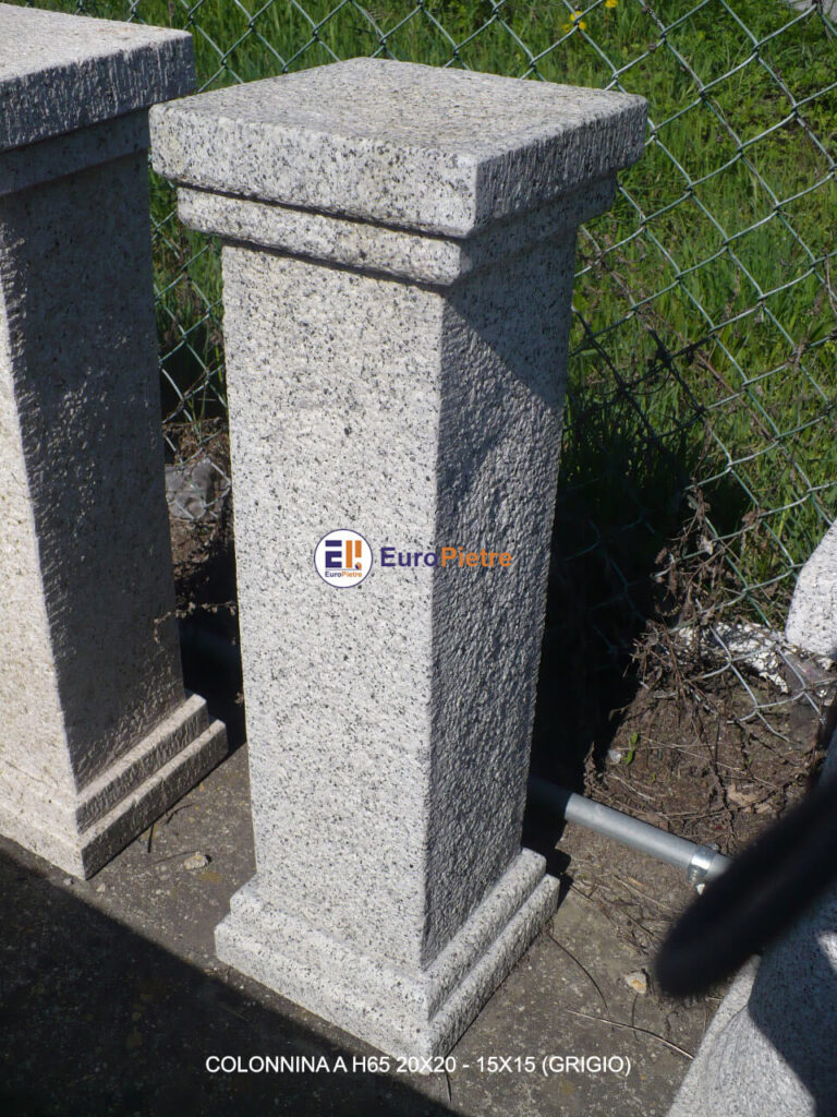 Colonnina in pietra grigia lavorata per arredo urbano a Cuneo.