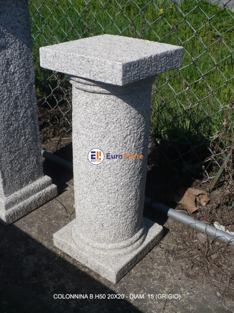 Colonnina in pietra naturale Cuneo, finitura grigia, per arredo urbano.
