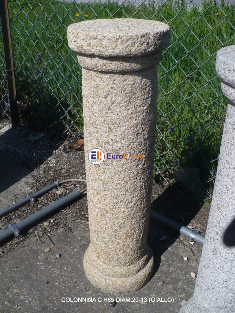 Colonnina in granito giallo lavorata per arredo urbano esterno, materiali lapidei Cuneo.