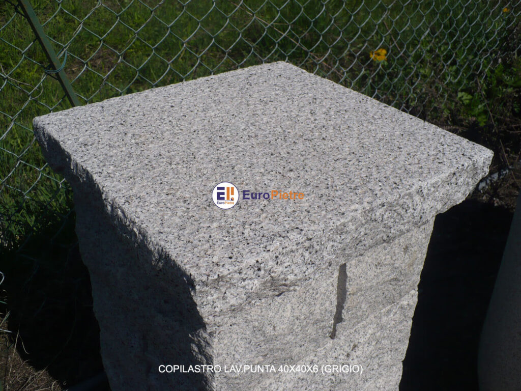 Copilastro in pietra grigia lavorata a punta, dimensioni 40x40x6 cm, esterni.