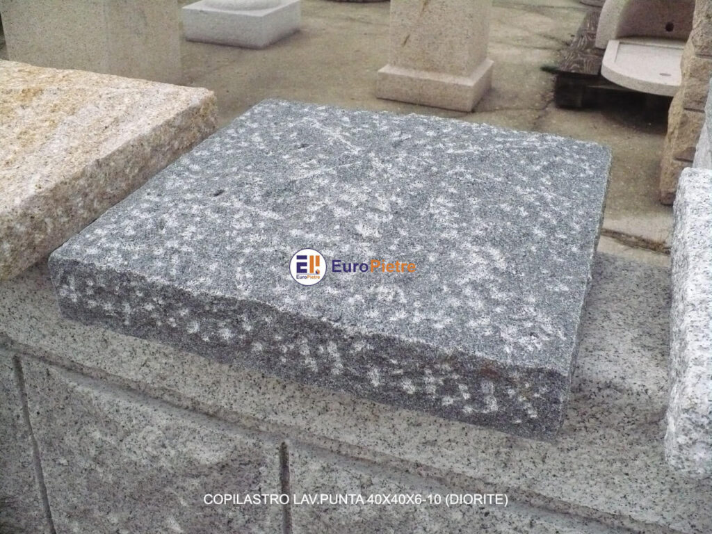 Coprilastra in diorite lavorata a puntasecca 40x40x6 per forniture edili in pietra.