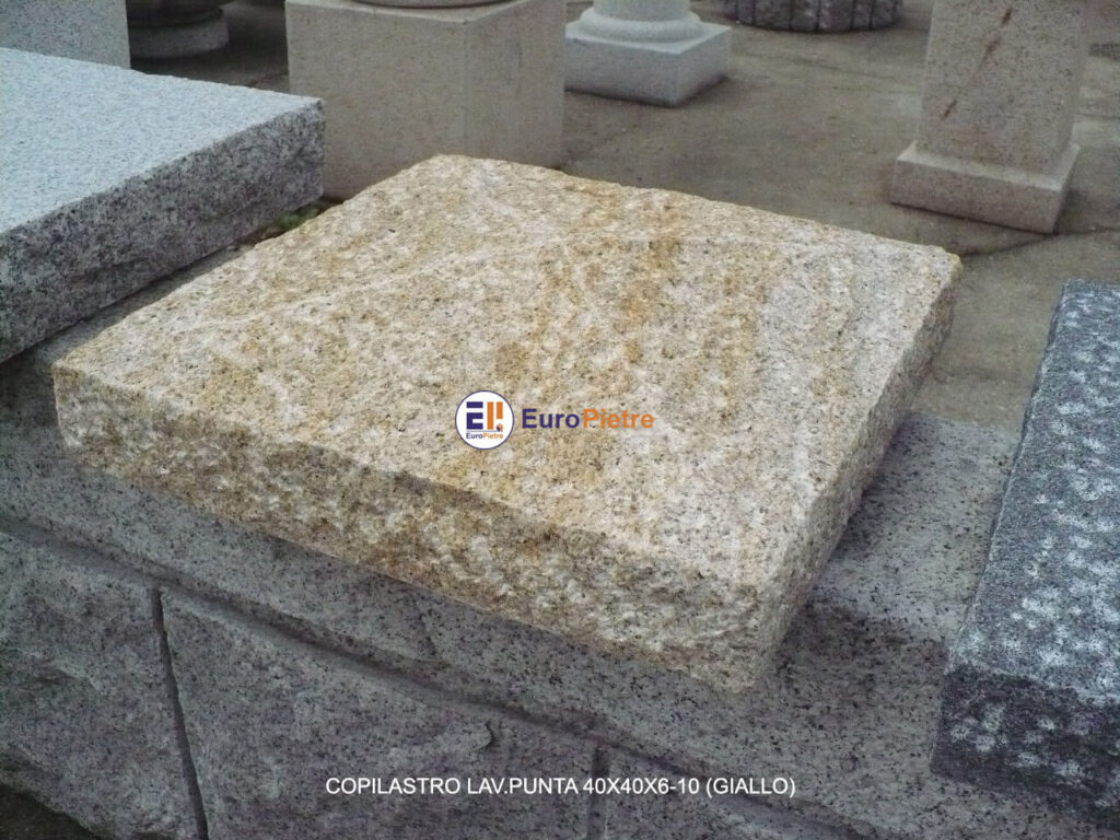 Coprilastro in granito giallo lavorato a punta, dimensioni 40x40x6 cm