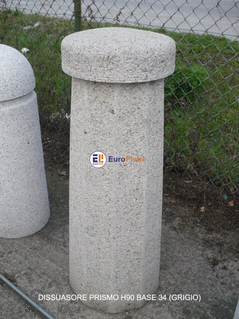 Dissuasore in pietra grigia bocciardata per arredo urbano Cuneo.