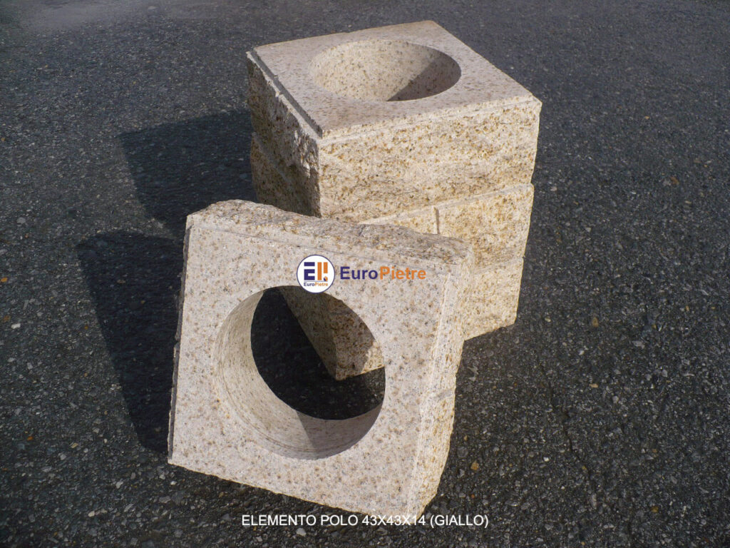 Blocchi in granito giallo lavorato per incassi e decorazioni esterne.