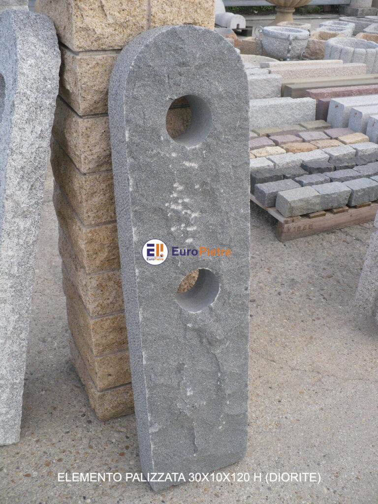 Elemento palizzata in diorite, dimensioni 30x10x120 cm, materiali lapidei Cuneo.