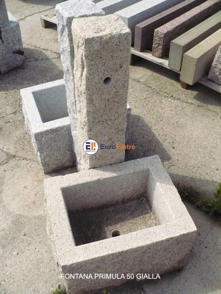 Fontana Primula in granito giallo per arredo urbano materiali lapidei Cuneo