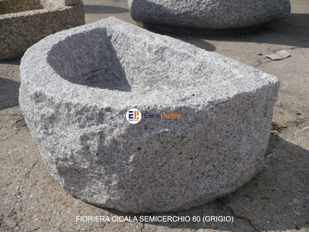 Fioriera semicircolare in granito grigio per arredo urbano, EuroPietre Cuneo.