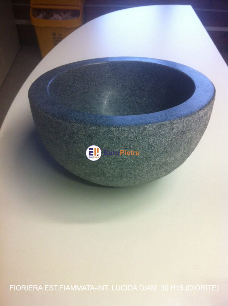 Fioriera in diorite fiammata esterno, lucida internamente, diametro 30 cm Europietre Cuneo.