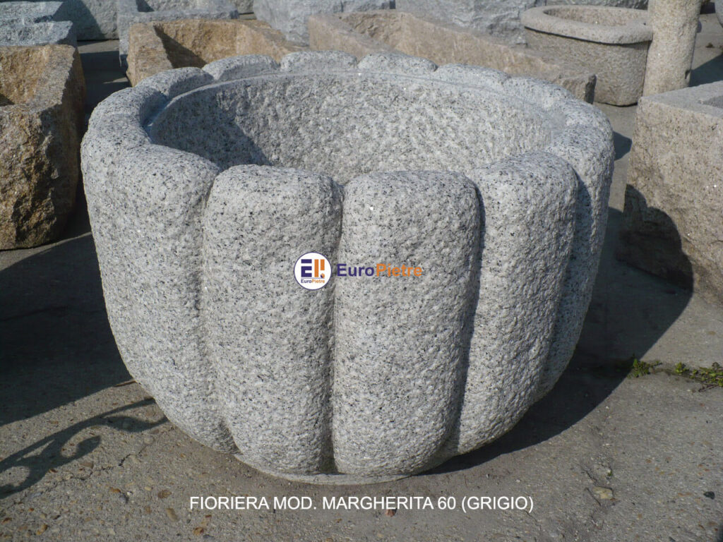Fioriera in granito grigio lavorato, arredo urbano in pietra naturale Cuneo