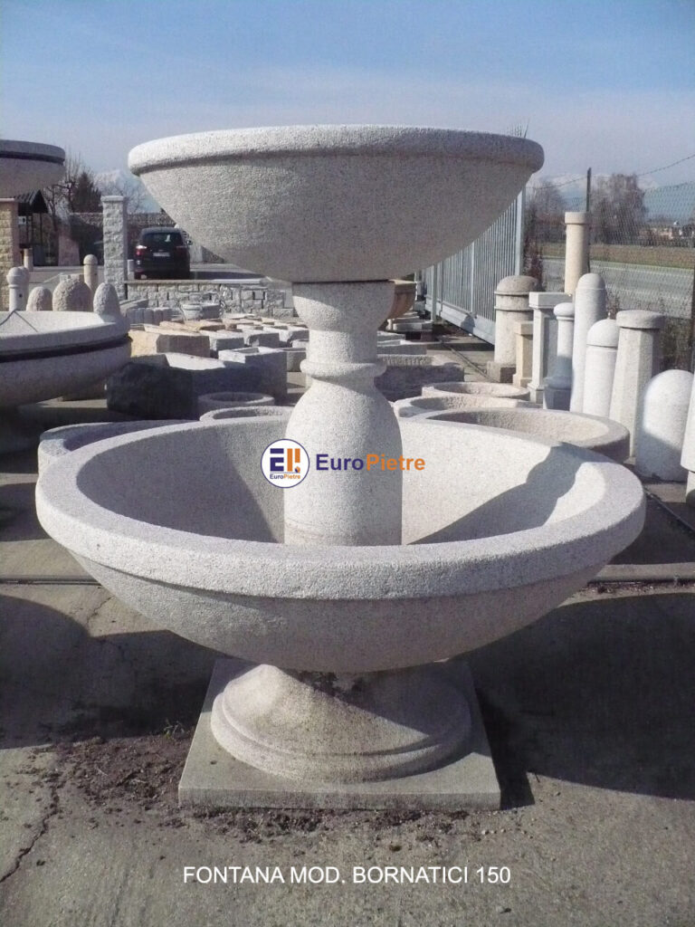 Fontana in pietra naturale per arredo urbano, modello Bornatici Cuneo.