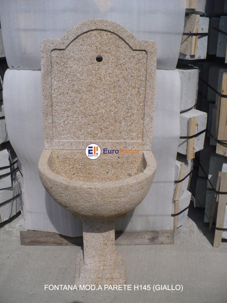 Fontana a parete in granito giallo per arredo urbano Cuneo