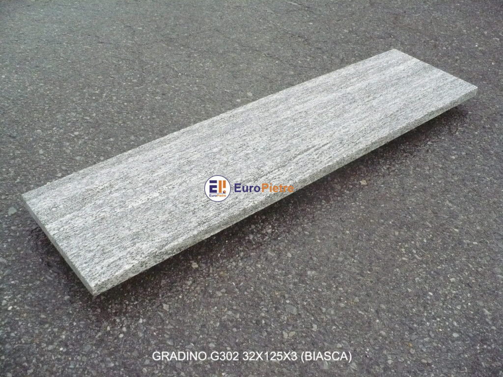 Gradino in pietra naturale Biasca lavorato per pavimentazioni esterne EuroPietre Cuneo