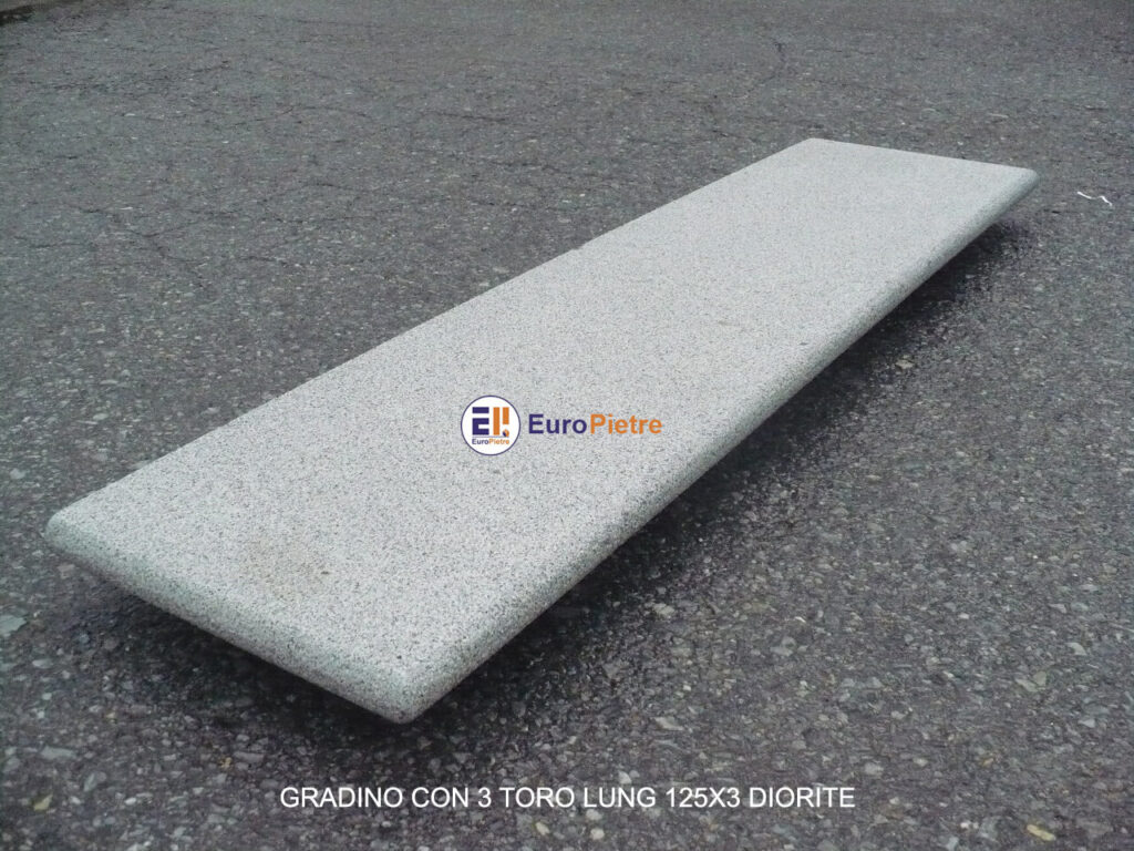 Gradino in diorite con toro, dimensioni 125x3 cm, materiali lapidei Cuneo