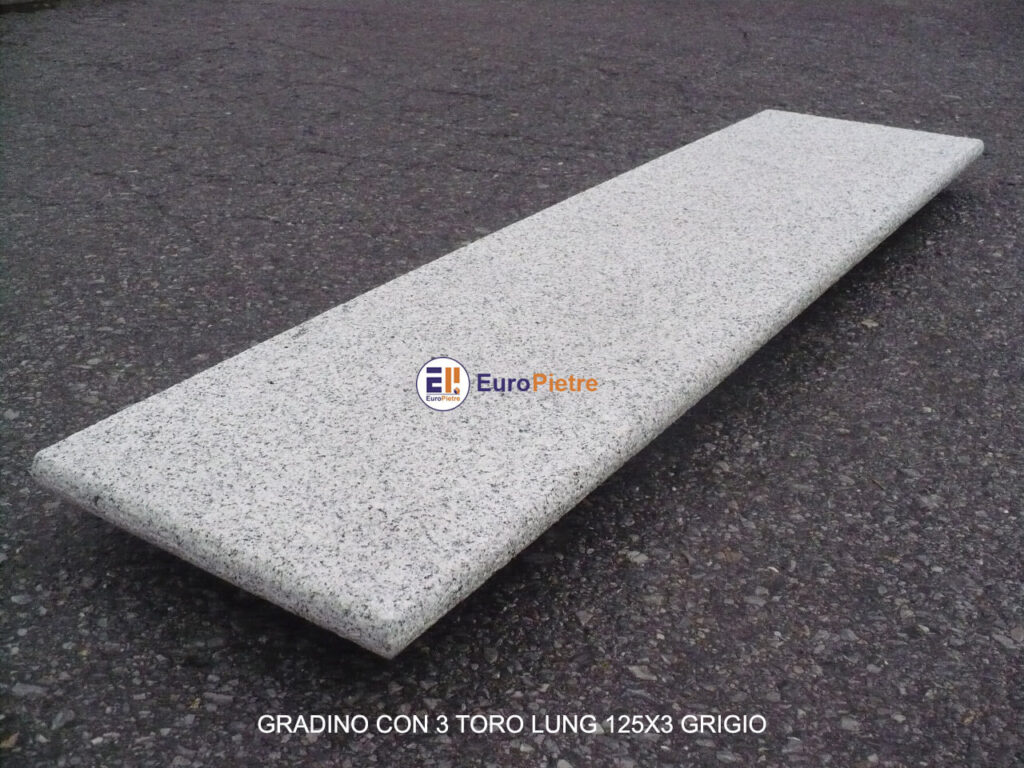 Gradino in pietra naturale grigia con tripla lavorazione toro