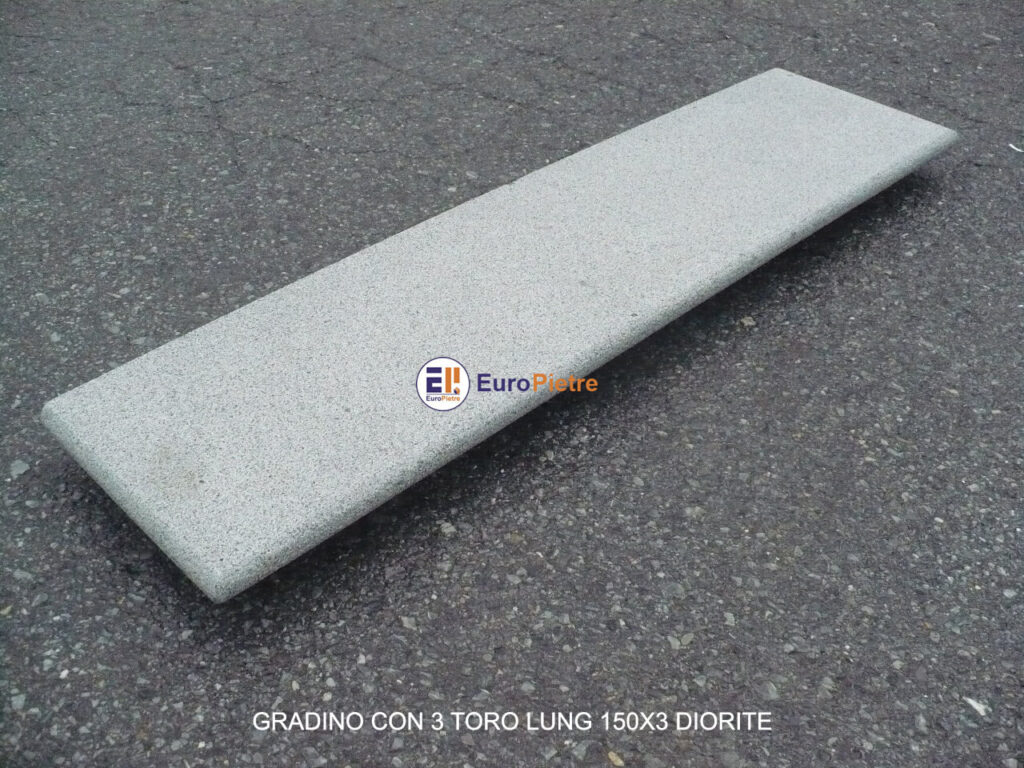 Gradino in diorite con tre toro, dimensioni 150x3 cm, materiali lapidei Cuneo