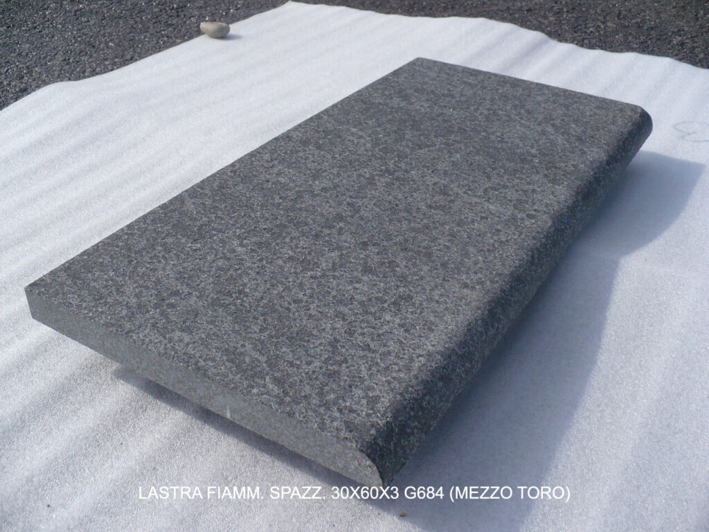 Lastra in granito G684 fiammata, bordi arrotondati, dimensioni 30x60 cm.