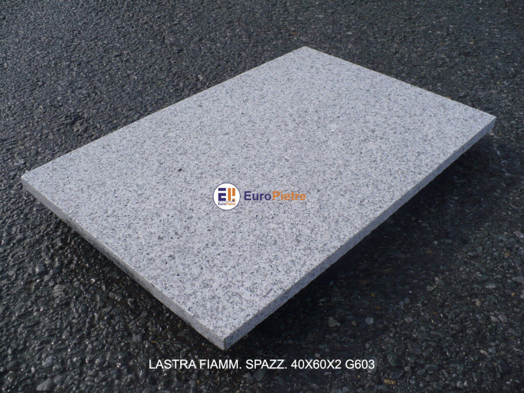 Lastra fiammata e spazzolata in pietra naturale per pavimentazioni esterne.