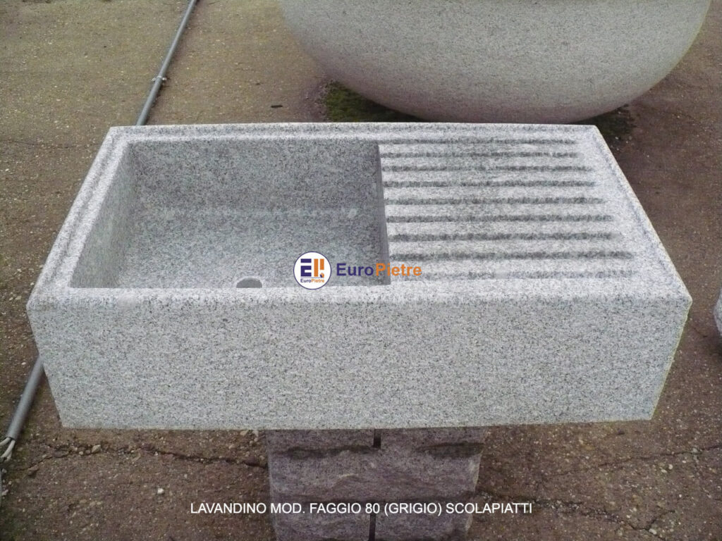Lavandino in granito grigio con scolapiatti, materiali lapidei Cuneo.