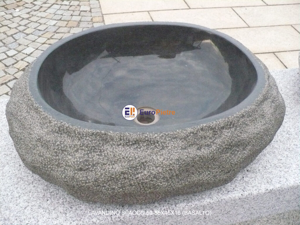Lavabo in basalto spaccato, diametro 50 cm, arredo urbano Cuneo.