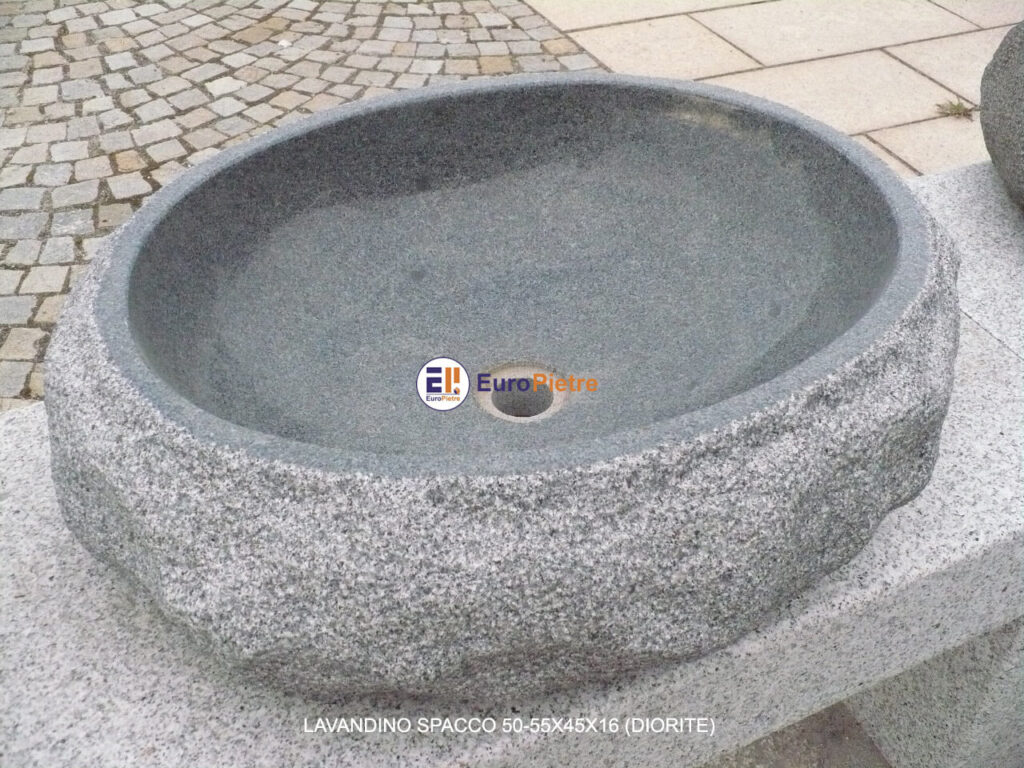 Lavandino in diorite spacco per arredo urbano Cuneo.