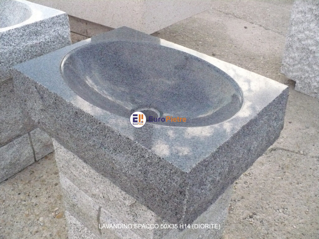 Lavandino in diorite spacco 50x35xH14 per arredo urbano.