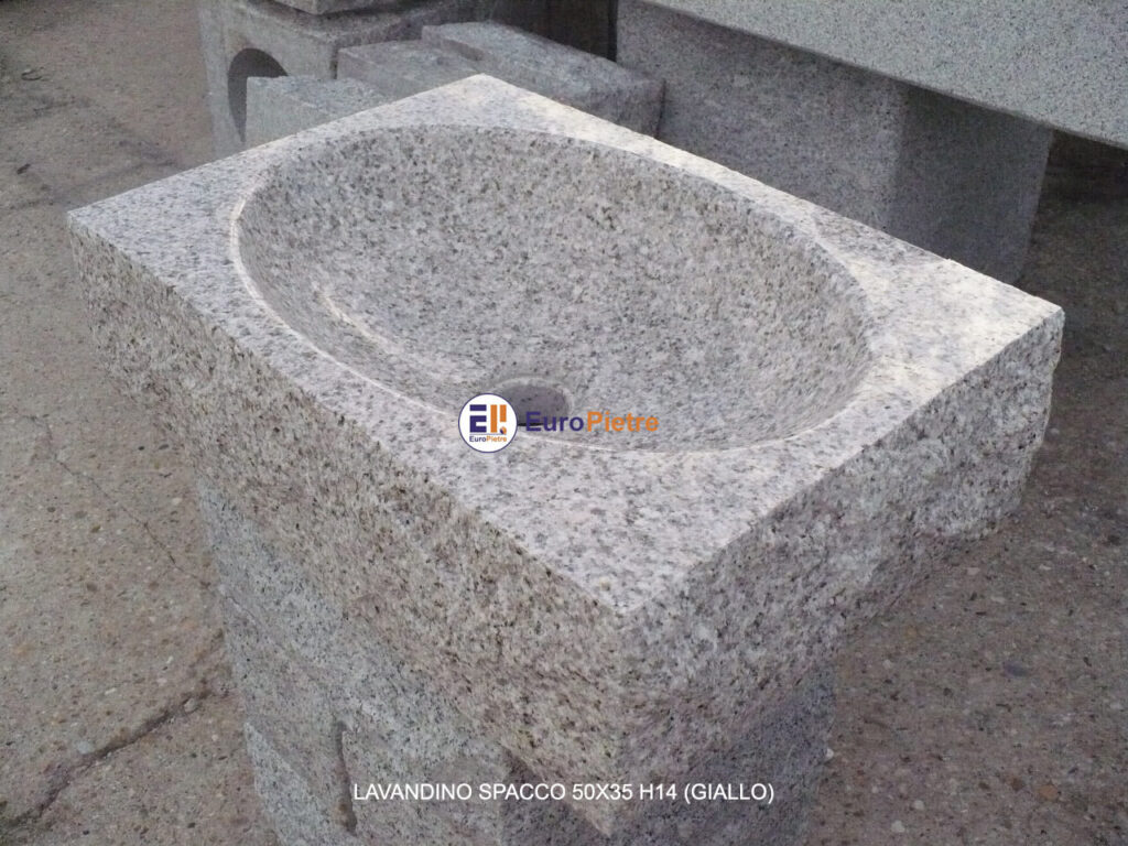 Lavandino in pietra naturale spacco Cuneo per arredo urbano.