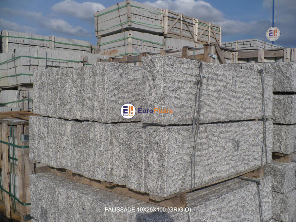Blocchi di granito grigio per edilizia in pietra naturale Cuneo.