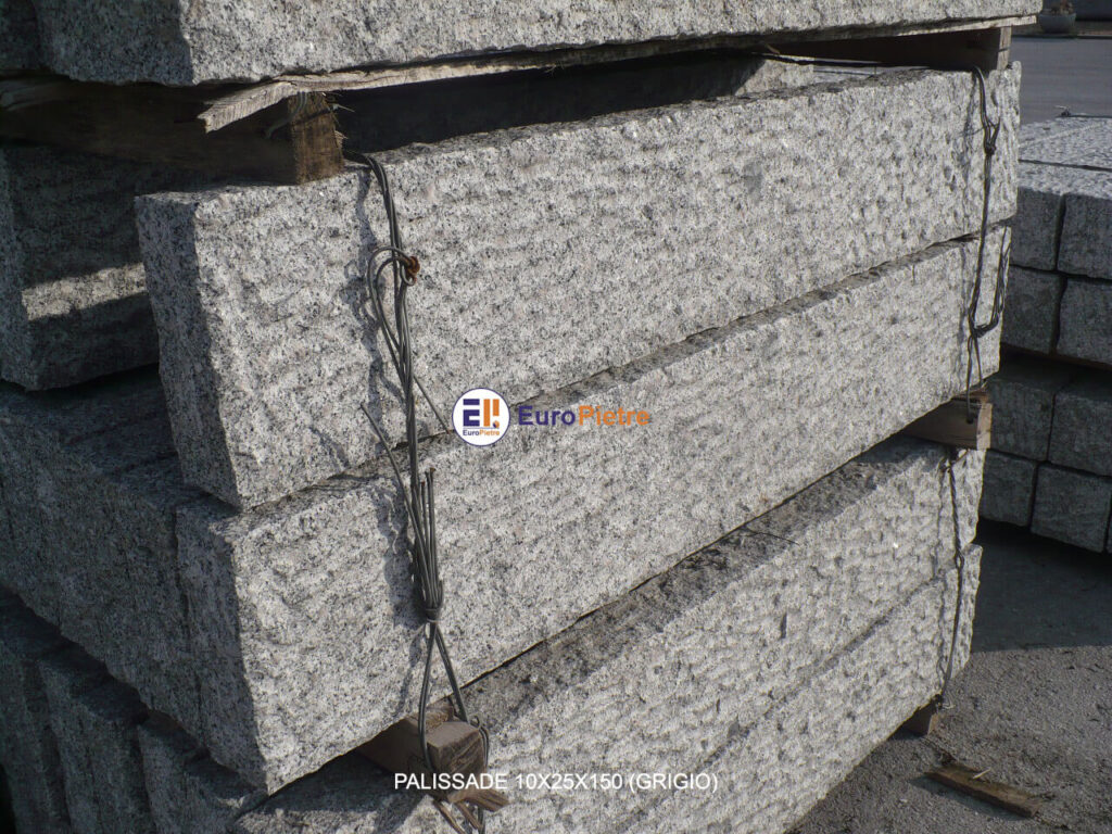 Palizzate in pietra grigia bocciardata 10x25x150 per arredo urbano Cuneo
